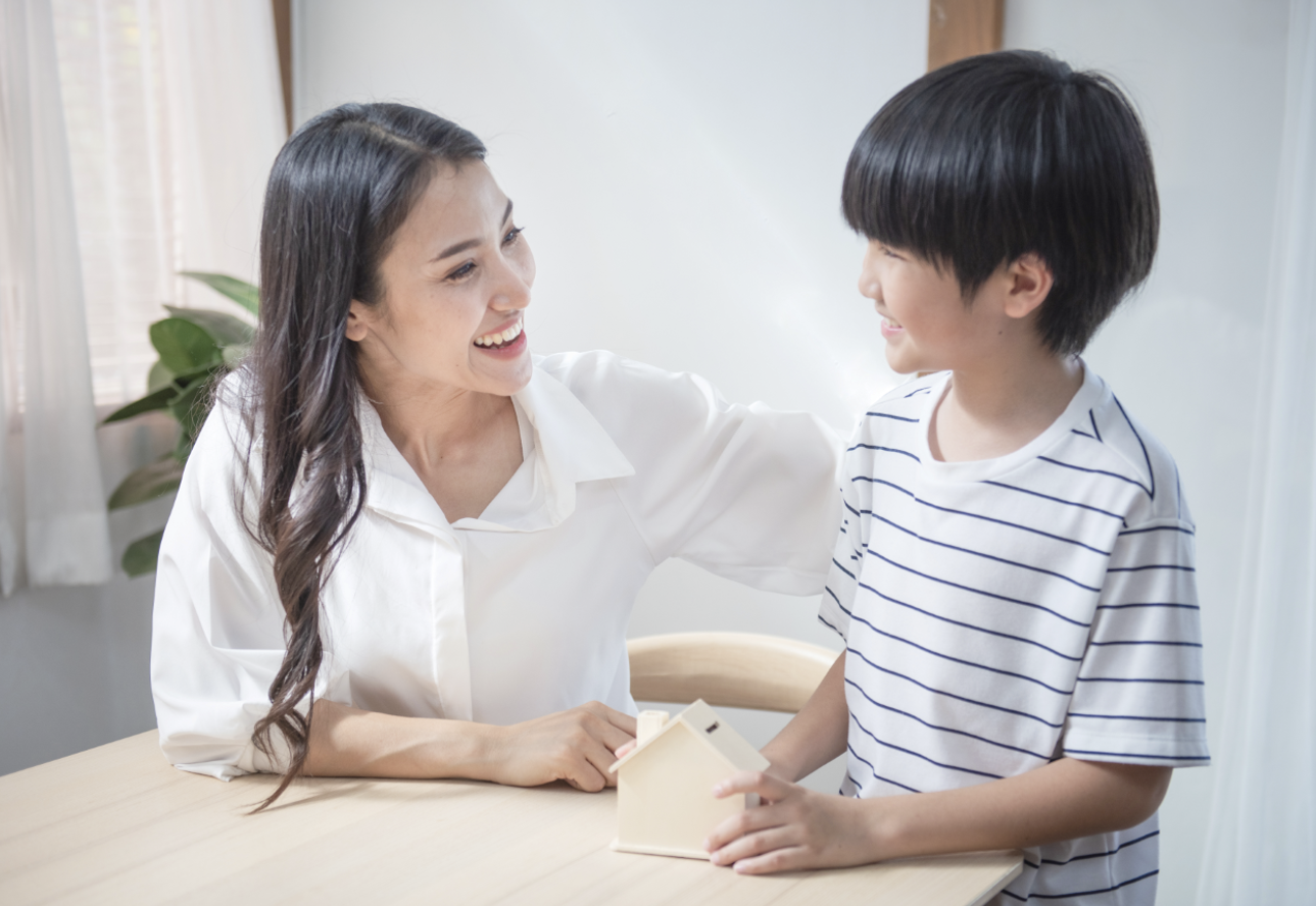 anak banyak bertanya, cara menghadapi anak ingin tahu, perkembangan kognitif anak, cara menjawab pertanyaan anak, parenting anak usia dini, Bunda, si Kecil